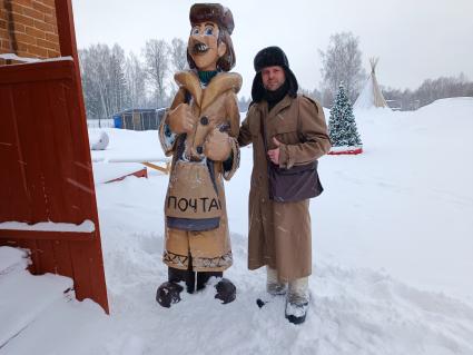 Нижегородская область. д.Простоквашино. Нижегородец Олег Голубев (почтальон Печкин) рядом со скульптурой `однофамильца`.