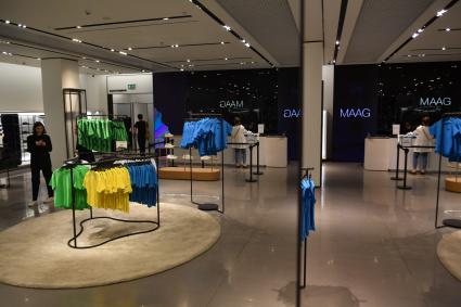 Москва.   Магазины Zara, Stradivarius и Pull & Bear открылись в Москве под новыми брендами Maag, Vilet,    Ecru,  Dub.