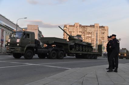 Москва. Тягач с танком Т-34-85 во время проезда военной техники для репетиции парада, в честь 78-ой годовщины Победы в Великой Отечественной войне.