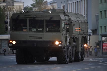 Москва. Оперативно-тактические ракетные комплексы (ОТРК) `Искандер-М`во время проезда военной техники для репетиции парада, в честь 78-ой годовщины Победы в Великой Отечественной войне.