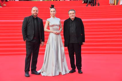 Москва. Актриса Анна Снаткина и режиссер Алексей Учитель(справа) на церемонии закрытия 45-го Московского международного кинофестиваля в театре `Россия`.