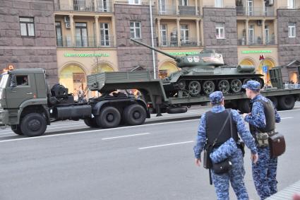 Москва. Тягач с танком Т-34-85 во время проезда военной техники для репетиции парада, в честь 78-ой годовщины Победы в Великой Отечественной войне.