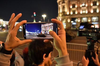 Москва. Люди наблюдают за проездом военной техники для репетиции парада, в честь 78-ой годовщины Победы в Великой Отечественной войне.