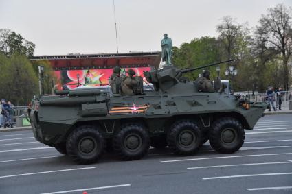 Москва. Бронетранспортер БТР-82А во время проезда военной техники для репетиции парада, в честь 78-ой годовщины Победы в Великой Отечественной войне.