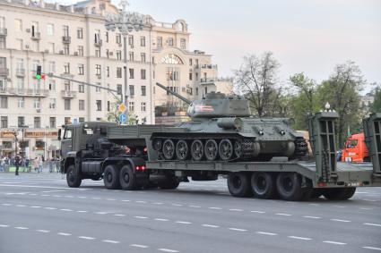 Москва. Тягач с танком Т-34-85 во время проезда военной техники для репетиции парада, в честь 78-ой годовщины Победы в Великой Отечественной войне.