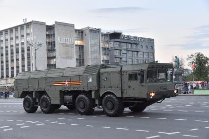 Москва. Оперативно-тактические ракетные комплексы (ОТРК) `Искандер-М`во время проезда военной техники для репетиции парада, в честь 78-ой годовщины Победы в Великой Отечественной войне.