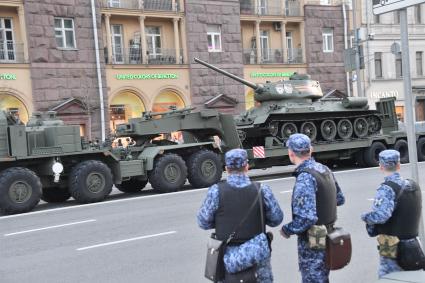 Москва. Тягач с танком Т-34-85 во время проезда военной техники для репетиции парада, в честь 78-ой годовщины Победы в Великой Отечественной войне.