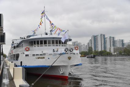 Москва. Теплоход `Сергей Образцов ` у причала Южного речного вокзала Москвы.