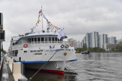 Москва.  Теплоход `Сергей Образцов ` у причала Южного речного вокзала Москвы.