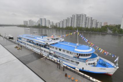 Москва. Теплоход `Сергей Образцов ` у причала Южного речного вокзала Москвы.