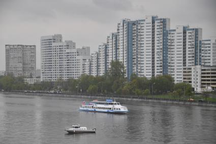 Москва.  Прогулочный теплоход на Москва-реке.