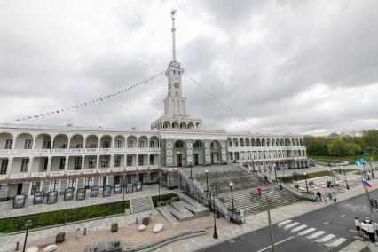 Москва. Вид на здание Северного речного вокзала.