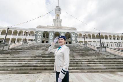 Москва. Сотрудница речного транспорта во время торжественной церемонии открытия речной навигации на Северном речном вокзале.