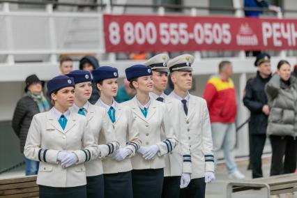 Москва. Сотрудницы речного транспорта во время торжественной церемонии открытия речной навигации на Северном речном вокзале.