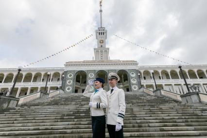 Москва. Сотрудники речного транспорта во время торжественной церемонии открытия речной навигации на Северном речном вокзале.