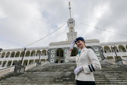 Москва. Сотрудница речного транспорта во время торжественной церемонии открытия речной навигации на Северном речном вокзале.