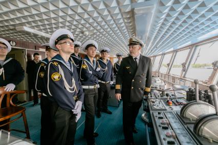 Москва. Кадеты Академии водного транспорта во время торжественной церемонии открытия речной навигации на Северном речном вокзале.