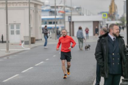 Москва. Мужчина занимается бегом на территории Северного речного вокзала.