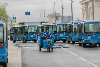 Москва. Электрокары на территории Северного речного вокзала.