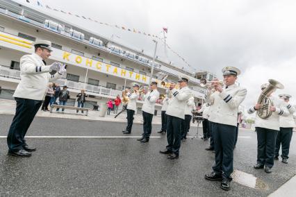 Москва. Выступление оркестра во время торжественной церемонии открытия речной навигации на Северном речном вокзале.