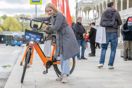 Москва. Девушка на открытии велосезона `Велобайк` на территории Северного речного вокзала.