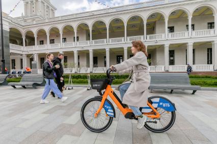 Москва. Девушка катается на велосипеде после открытия велосезона `Велобайк` на территории Северного речного вокзала.