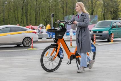 Москва. Девушка на открытии велосезона `Велобайк`.