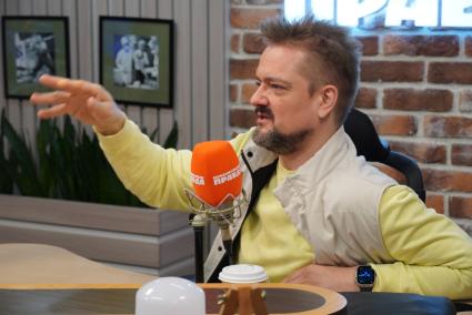 Москва. Шоумен, теле-и радио ведуший Александр Пушной на радио `Комсомольская правда`.
