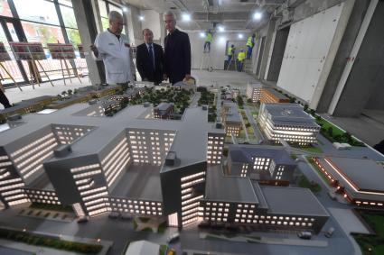 Москва. Реконструкция и модернизация Боткинской больницы.Главврач Боткинской больницы Алексей Шабунин и Мэр Москвы Сергей Собянин (справа).