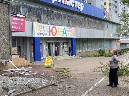 Донецк. Разбитые стекла у ТЦ, пострадавшего в результате обстрела ВСУ.