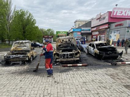 Донецк. Коммунальщики убирают мусор на месте обстрела ВСУ.