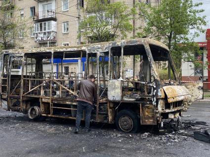 Донецк. Последствия обстрела ВСУ. Один из выпущенных ВСУ снарядов угодил в автобус, погибли девять человек.