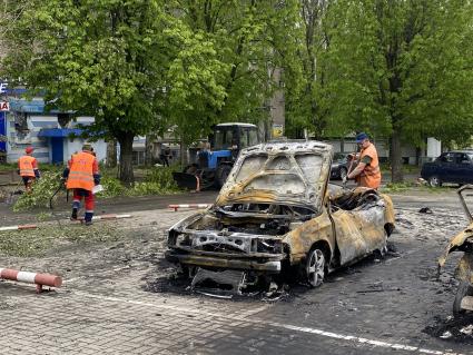 Донецк. Коммунальщики убирают мусор на месте обстрела ВСУ.