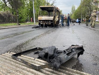 Донецк. Последствия обстрела ВСУ. Один из выпущенных ВСУ снарядов угодил в автобус, погибли девять человек.