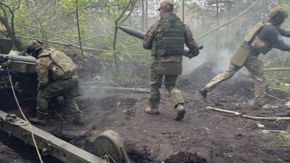 Запорожская область. Группа огневой поддержки Отдельного разведбата 19-й мотострелковой дивизии ведет огонь из 100-мм противотанковой пушки МТ-12 (Рапира) по позициям ВСУ.