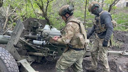 Запорожская область. Группа огневой поддержки Отдельного разведбата 19-й мотострелковой дивизии ведет огонь из 100-мм противотанковой пушки МТ-12 (Рапира) по позициям ВСУ.