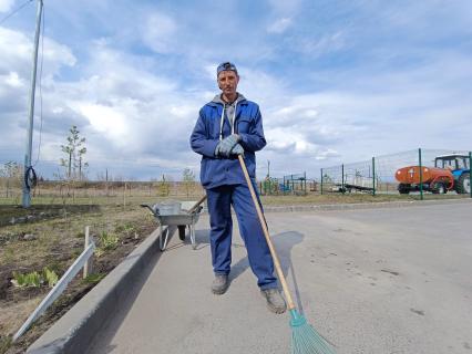 Уфа. Дворник и модель Юрий Ветлугин. Его история легла в основу фильма `Юра дворник`.