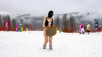 Сочи. Участница высокогорного карнавала BoogelWoogel-2023 на горнолыжном курорте `Роза Хутор`.