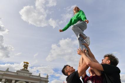 Москва. Выступление Чирлидинг команды `Гранд` из Ростова-на-Дону перед главным входом ВДНХ.