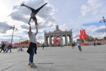 Москва. Выступление Чирлидинг команды `Гранд` из Ростова-на-Дону перед главным входом ВДНХ.