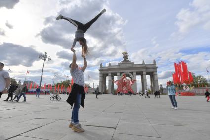 Москва. Выступление Чирлидинг команды `Гранд` из Ростова-на-Дону перед главным входом ВДНХ.