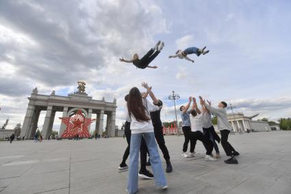 Москва. Выступление Чирлидинг команды `Гранд` из Ростова-на-Дону перед главным входом ВДНХ.