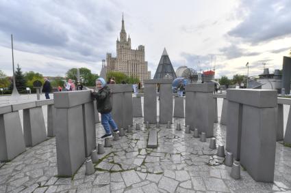 Москва. Астрономическая площадка `Парк неба` Московского планетария. Каменное кольцо Стоунхенджа.