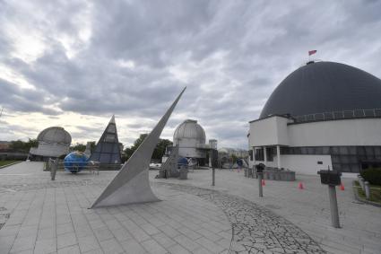 Москва. Астрономическая площадка `Парк неба` Московского планетария. Большие горизонтальные солнечные часы.