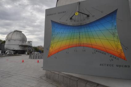 Москва. Астрономическая площадка `Парк неба` Московского планетария. Вертикальные солнечные часы.