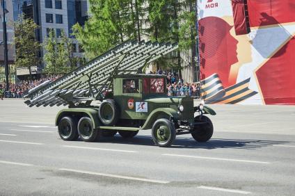 Пермь. Боевая машина БМ-13 `Катюша` во время парада, посвященного 78-й годовщине Победы в Великой Отечественной войне.