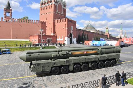 Москва. Мобильная пусковая установка стратегического комплекса РС-24 `Ярс` на параде, посвященном 78-й годовщине Победы в Великой Отечественной войне.