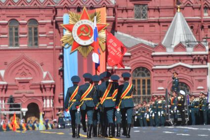 Москва. Знаменная группа на параде, посвященном 78-й годовщине Победы в Великой Отечественной войне.