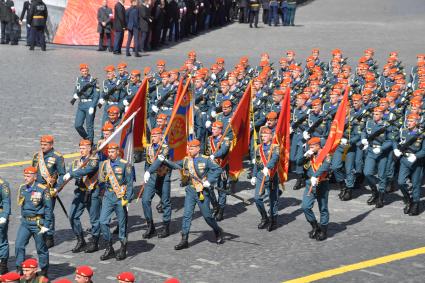 Москва. Военнослужащие МЧС РФ на параде, посвященном 78-й годовщине Победы в Великой Отечественной войне.