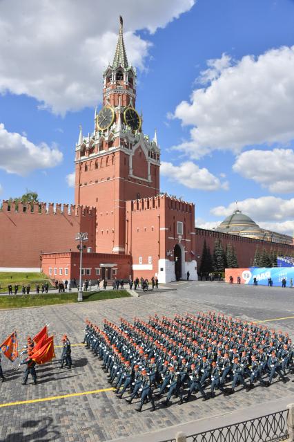 Москва. Военнослужащие МЧС РФ на параде, посвященном 78-й годовщине Победы в Великой Отечественной войне.